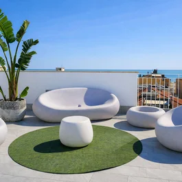Hotel Regal: comfort ed eleganza a Rimini Terrazza con mobili bianchi moderni e pianta in vaso con vista sul mare