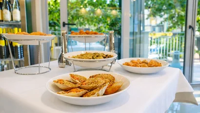 Hotel Regal: comfort ed eleganza a Rimini Tavolo con piatti di antipasti di mare in una sala luminosa con finestre