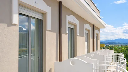 Hotel Regal: comfort ed eleganza a Rimini Balconi bianchi moderni con ringhiere curve e vista sul paesaggio