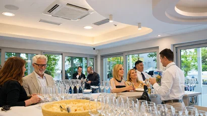 Hotel Regal: comfort ed eleganza a Rimini Persone che socializzano intorno a un bar con bicchieri e cibo in un ambiente moderno interno