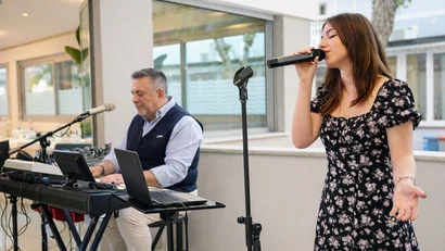 Hotel Regal: comfort ed eleganza a Rimini Coppia che suona musica dal vivo con tastiera e microfono in un locale